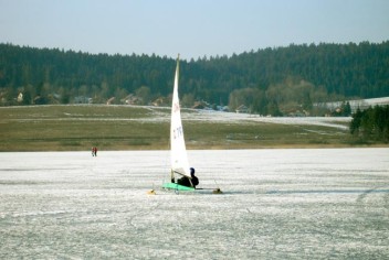  Malbuisson, char à voile sur le Lac de Saint Point gelé